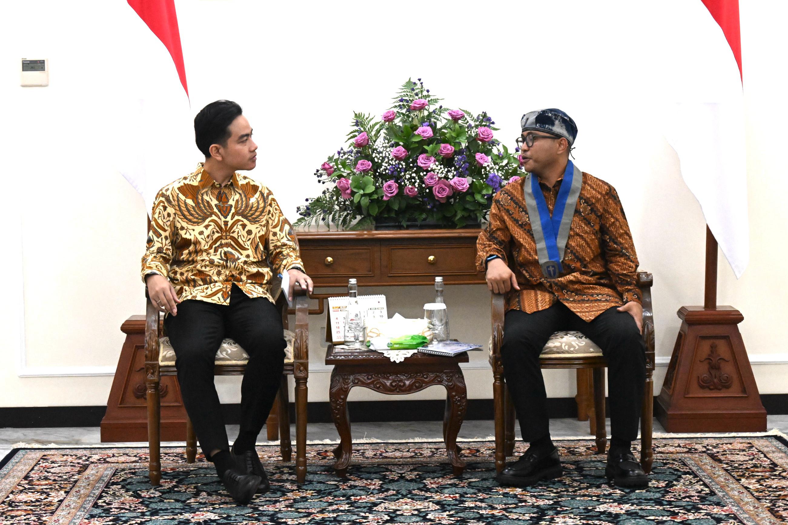 Terima Audiensi Pengurus Pusat GMKI, Wapres Ajak Anak Muda Aktif Bangun Negeri Wakil Presiden Gibran Rakabuming menerima kunjungan GMKI. (BeritaNasional/Elvis Sendouw/HO Setwapres)