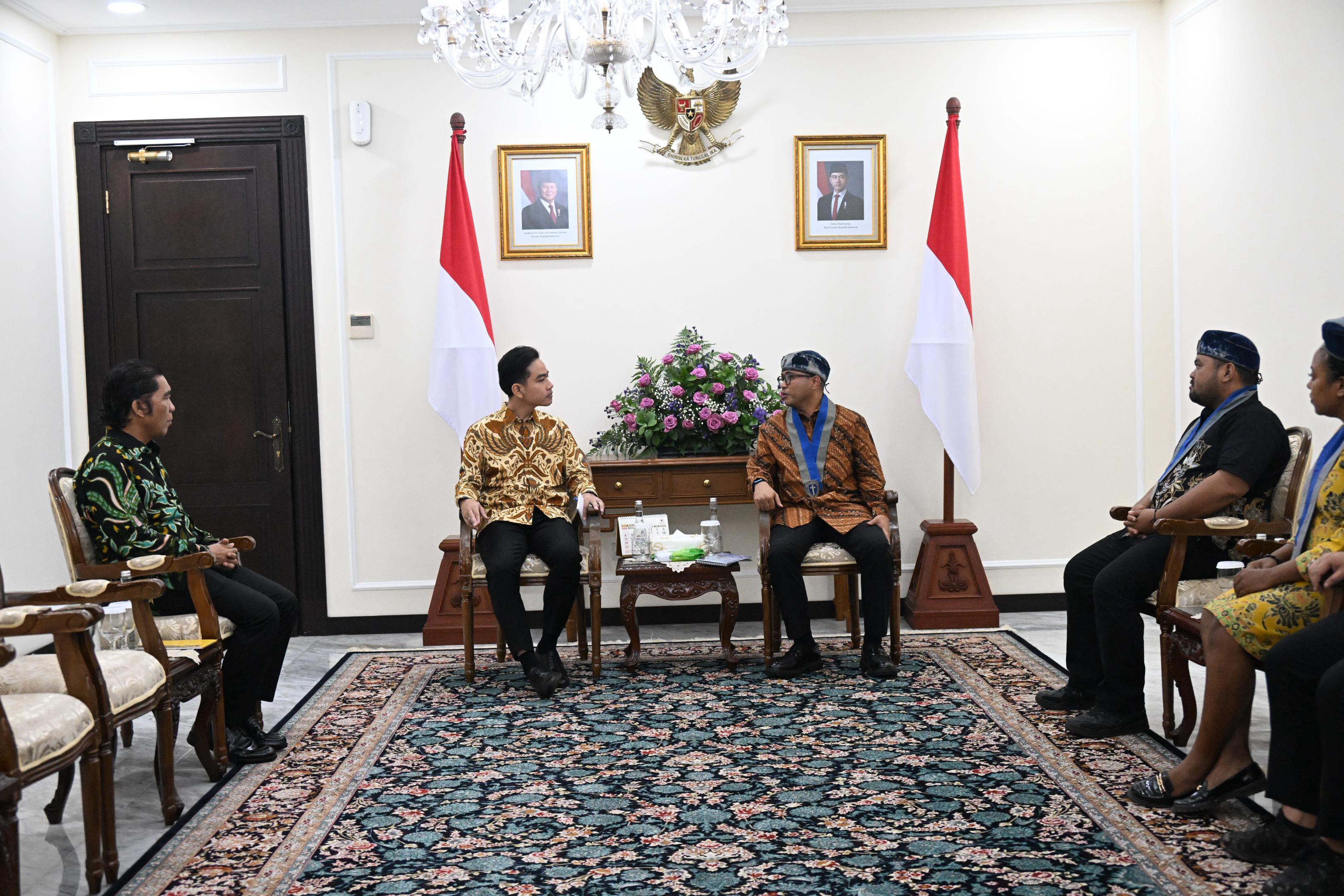 Terima Audiensi Pengurus Pusat GMKI, Wapres Ajak Anak Muda Aktif Bangun Negeri Wakil Presiden Gibran Rakabuming menerima kunjungan GMKI. (BeritaNasional/Elvis Sendouw/HO Setwapres)