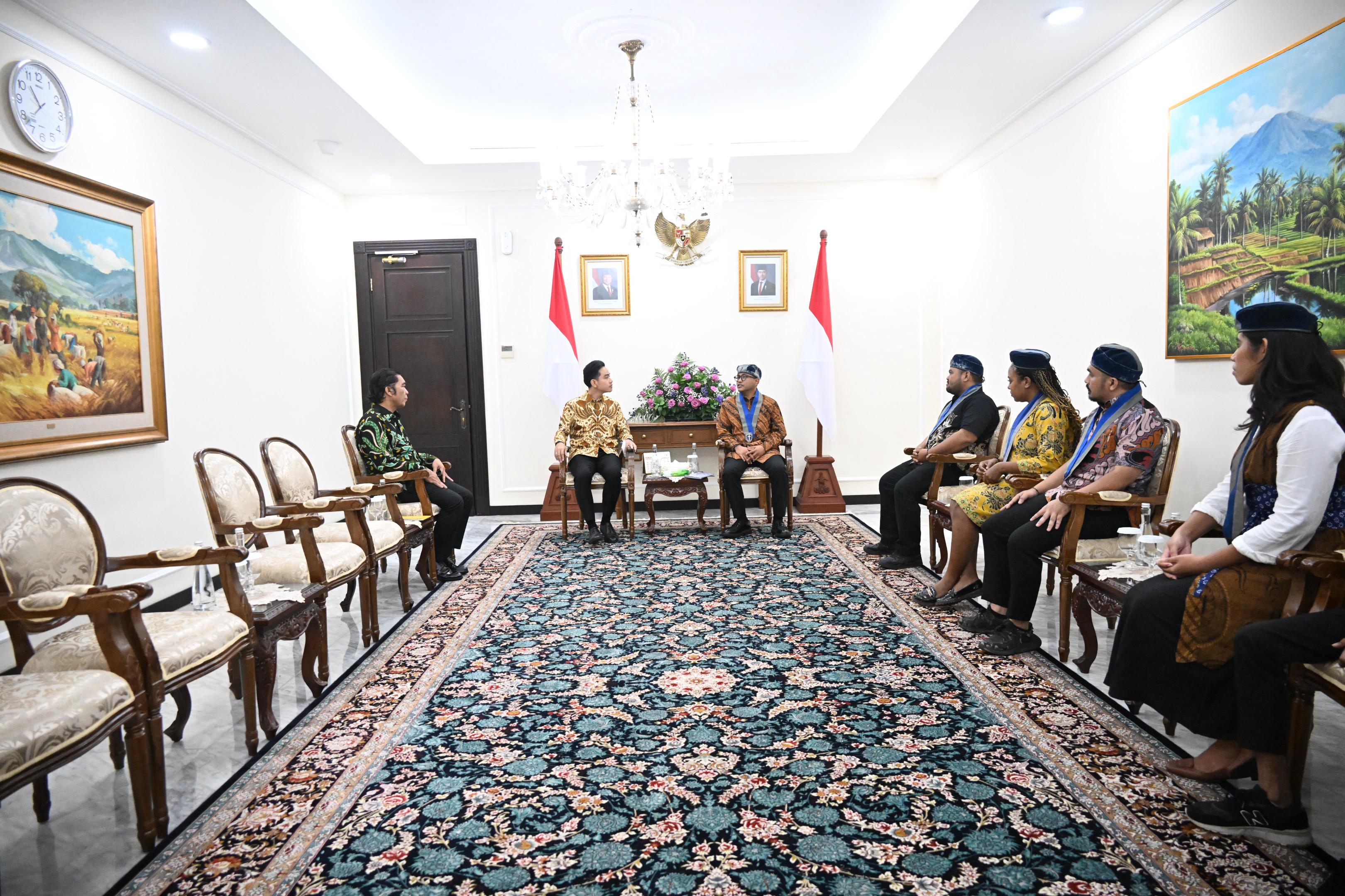 Terima Audiensi Pengurus Pusat GMKI, Wapres Ajak Anak Muda Aktif Bangun Negeri Wakil Presiden Gibran Rakabuming menerima kunjungan GMKI. (BeritaNasional/Elvis Sendouw/HO Setwapres)