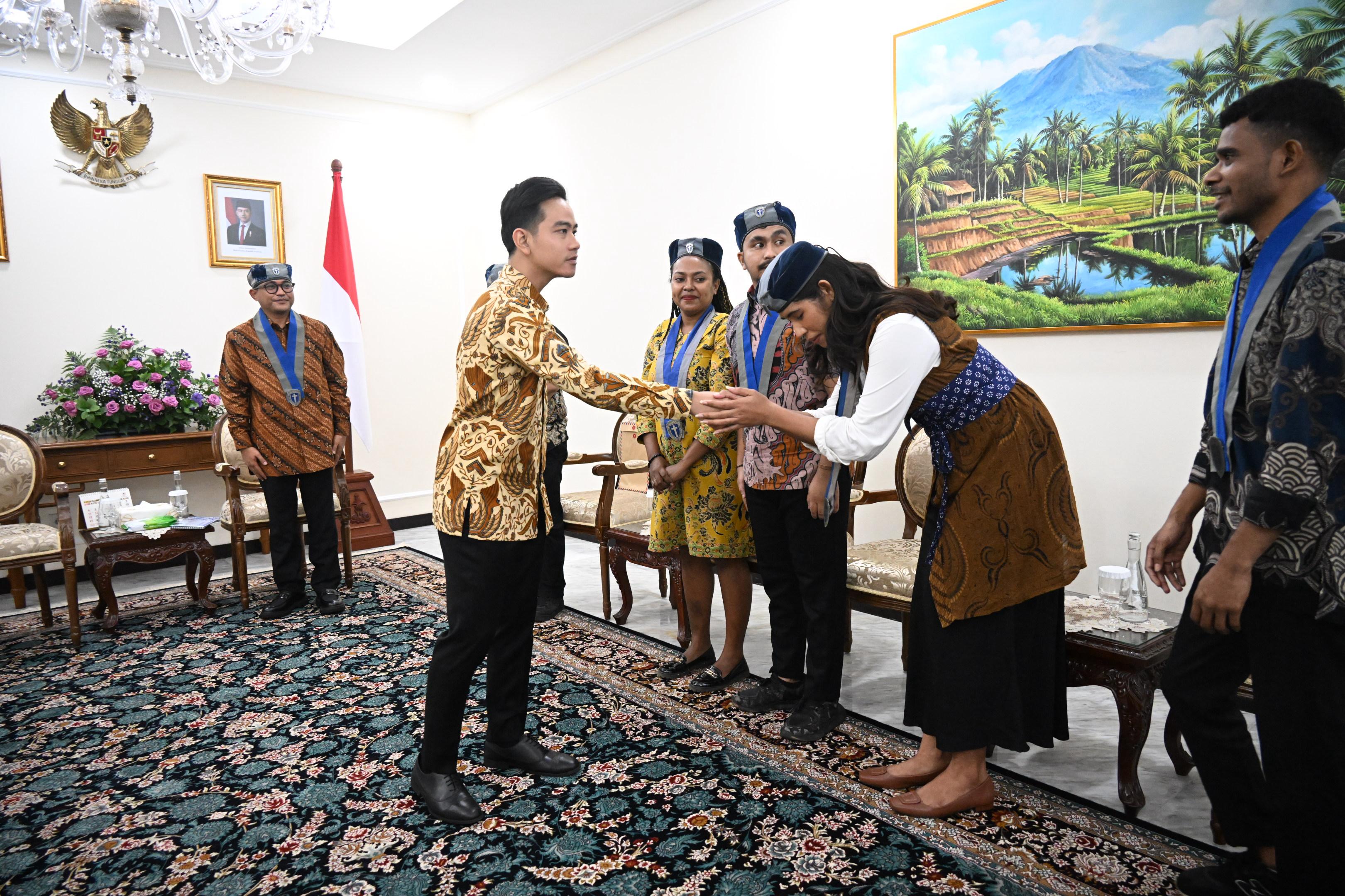 Terima Audiensi Pengurus Pusat GMKI, Wapres Ajak Anak Muda Aktif Bangun Negeri Wakil Presiden Gibran Rakabuming menerima kunjungan GMKI. (BeritaNasional/Elvis Sendouw/HO Setwapres)
