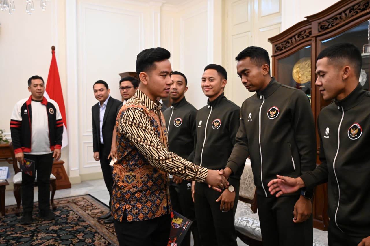 Wapres Gibran Rakabuming menerima pengurus Federasi Hoki Indonesia (FHI) di Istana Wakil Presiden, Jakarta. (BeritaNasional/Elvis/HO Setwapres)