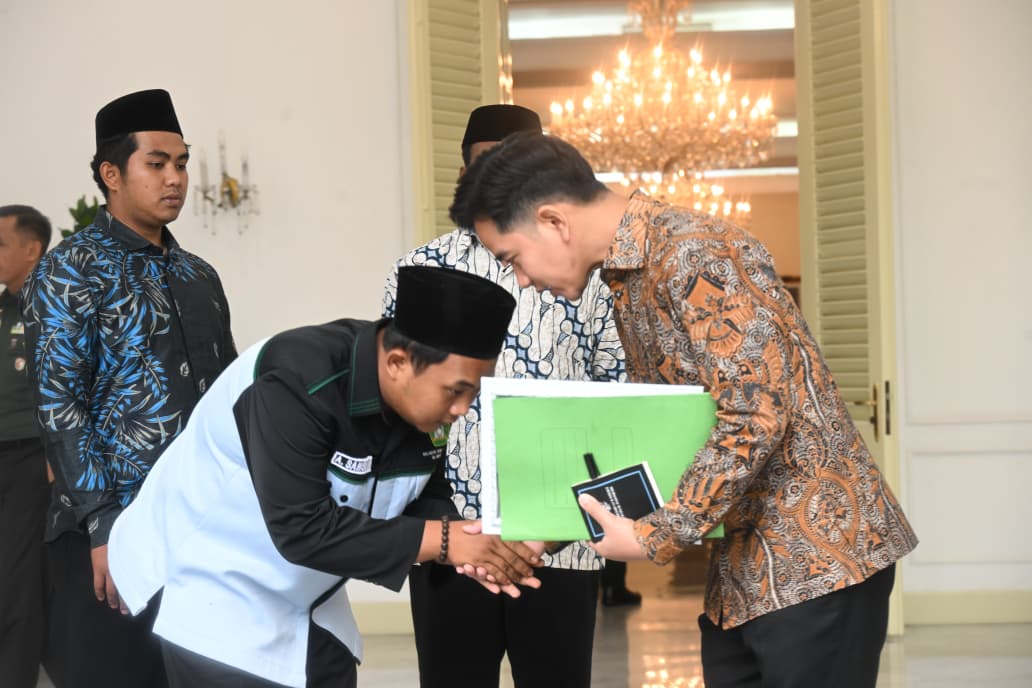 Wapres Gibran Rakabuming menerima audiensi perwakilan mahasiswa pesantren. (BeritaNasional/Elvis/HO Setwapres)