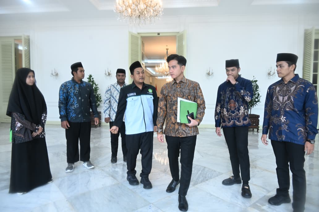 Wapres Gibran Rakabuming menerima audiensi perwakilan mahasiswa pesantren. (BeritaNasional/Elvis/HO Setwapres)