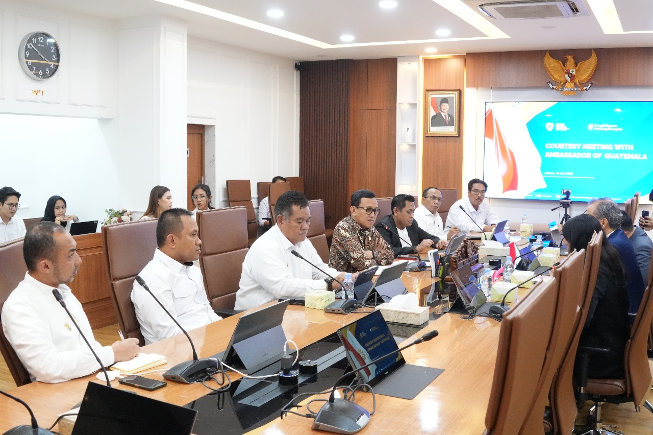 Menteri P2MI Abdul Kadir Karding menerima kunjungan resmi Duta Besar (Dubes) Guatemala untuk Indonesia. (BeritaNasional/Elvis Sendouw/HO Hms P2MI)