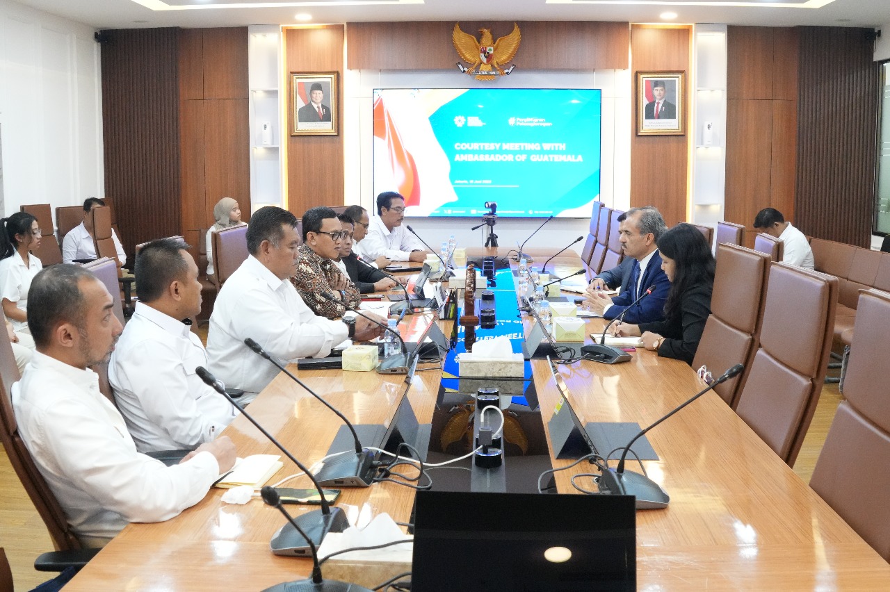 Menteri P2MI Abdul Kadir Karding menerima kunjungan resmi Duta Besar (Dubes) Guatemala untuk Indonesia. (BeritaNasional/Elvis Sendouw/HO Hms P2MI)