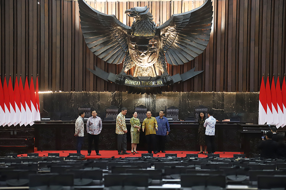 Puan ajak ketua parlemen Singapura melakukan tour building di Gedung Perlemen Indonesia. (BeritaNasional/Elvis Sendouw)