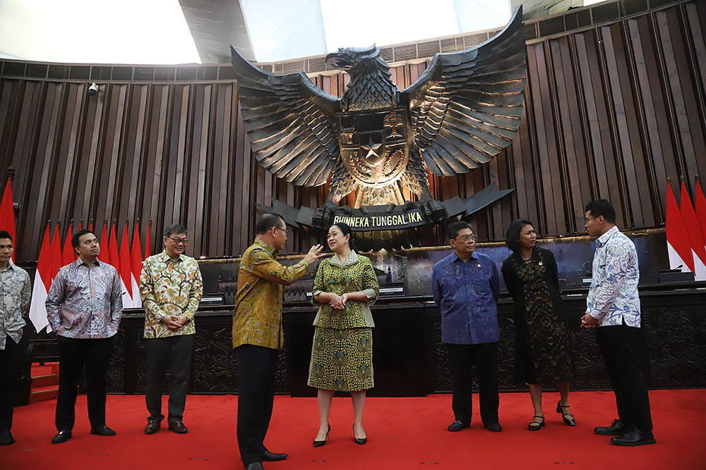 Puan ajak ketua parlemen Singapura melakukan tour building di Gedung Perlemen Indonesia. (BeritaNasional/Elvis Sendouw)