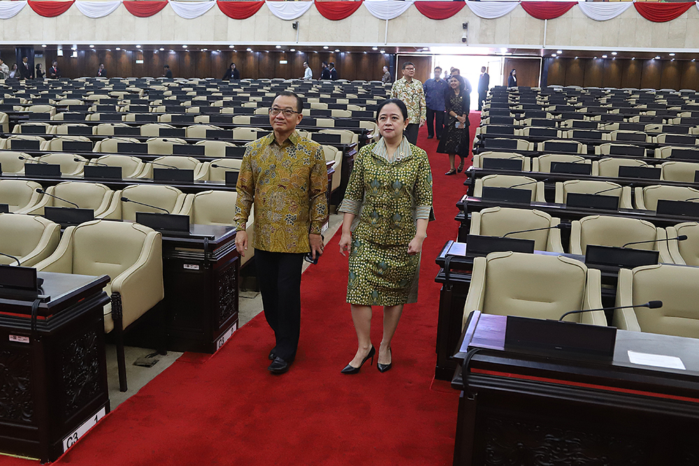 Puan ajak ketua parlemen Singapura melakukan tour building di Gedung Perlemen Indonesia. (BeritaNasional/Elvis Sendouw)