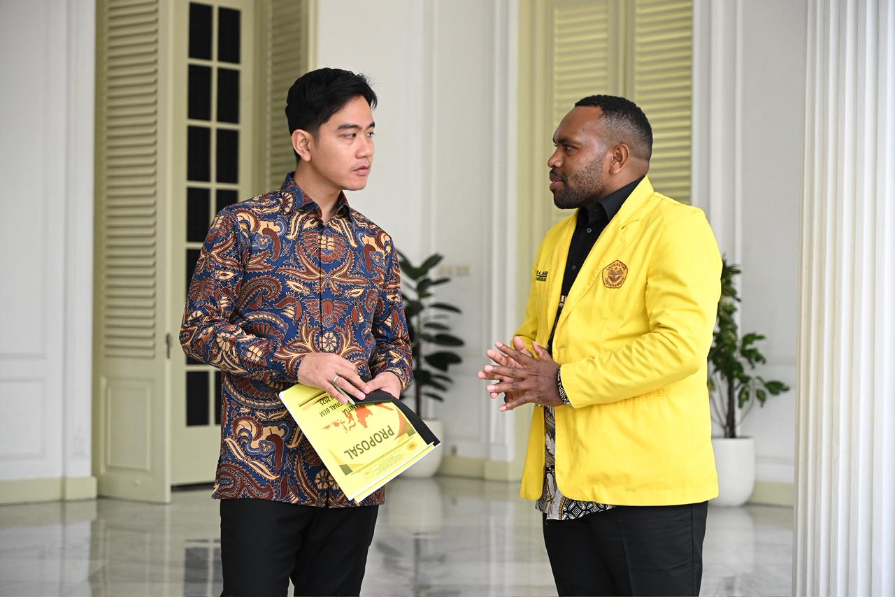 Wapres Gibran Rakabuming terima perwakilan Badan Eksekutif Mahasiswa (BEM) Universitas Cenderawasih di Istana Wapres.  (BeritaNasional/Elvis/HO Setwapres)