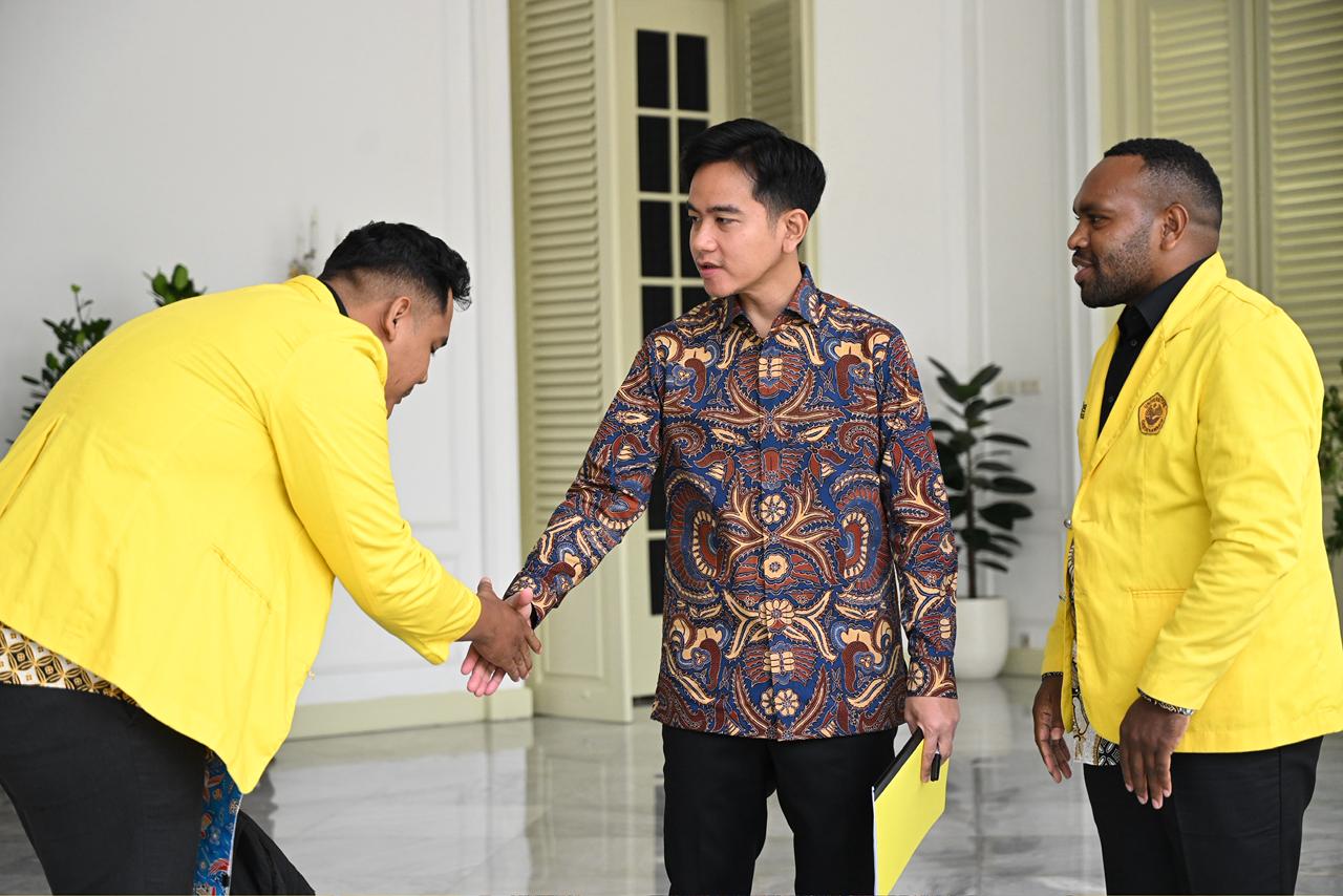 Wapres Gibran Rakabuming terima perwakilan Badan Eksekutif Mahasiswa (BEM) Universitas Cenderawasih di Istana Wapres.  (BeritaNasional/Elvis/HO Setwapres)
