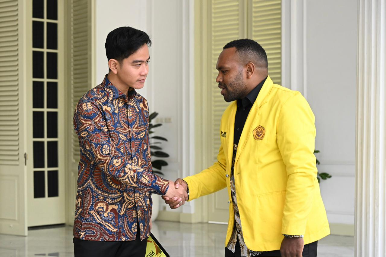 Wapres Gibran Rakabuming terima perwakilan Badan Eksekutif Mahasiswa (BEM) Universitas Cenderawasih di Istana Wapres.  (BeritaNasional/Elvis/HO Setwapres)