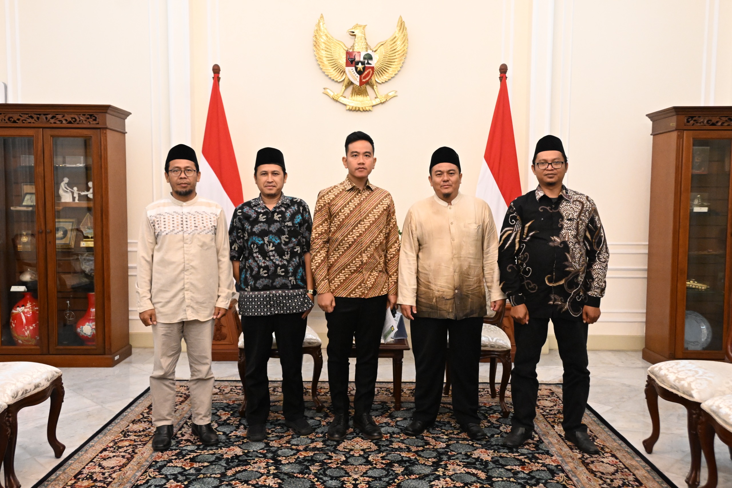 Wakil Presiden (Wapres) Gibran Rakabuming menerima silaturahmi keluarga besar Pondok Pesantren (Ponpes) Miftahul Huda II Bayasari, Ciamis, di Istana Wapres, Jakarta. (BeritaNasional/Elvis/HO Setwapres)