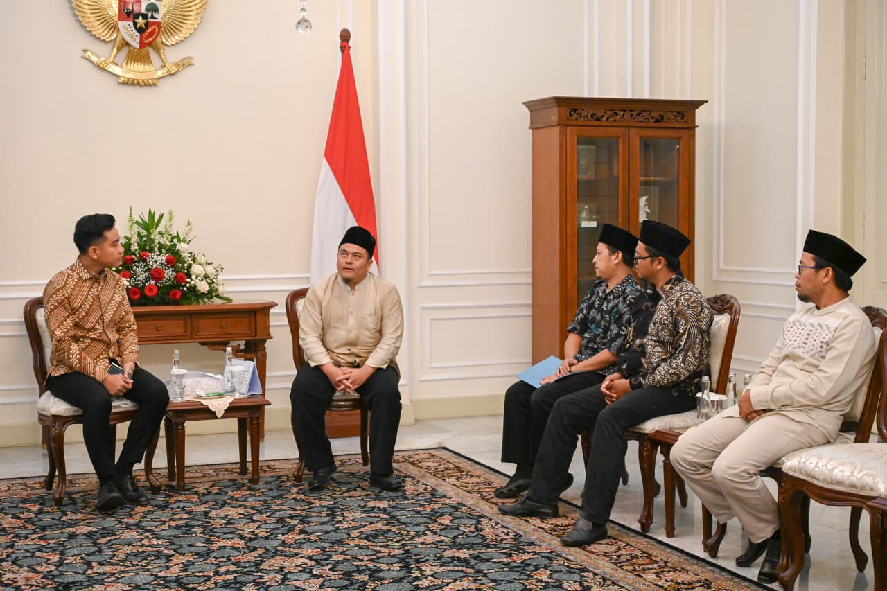 Wakil Presiden (Wapres) Gibran Rakabuming menerima silaturahmi keluarga besar Pondok Pesantren (Ponpes) Miftahul Huda II Bayasari, Ciamis, di Istana Wapres, Jakarta. (BeritaNasional/Elvis/HO Setwapres)