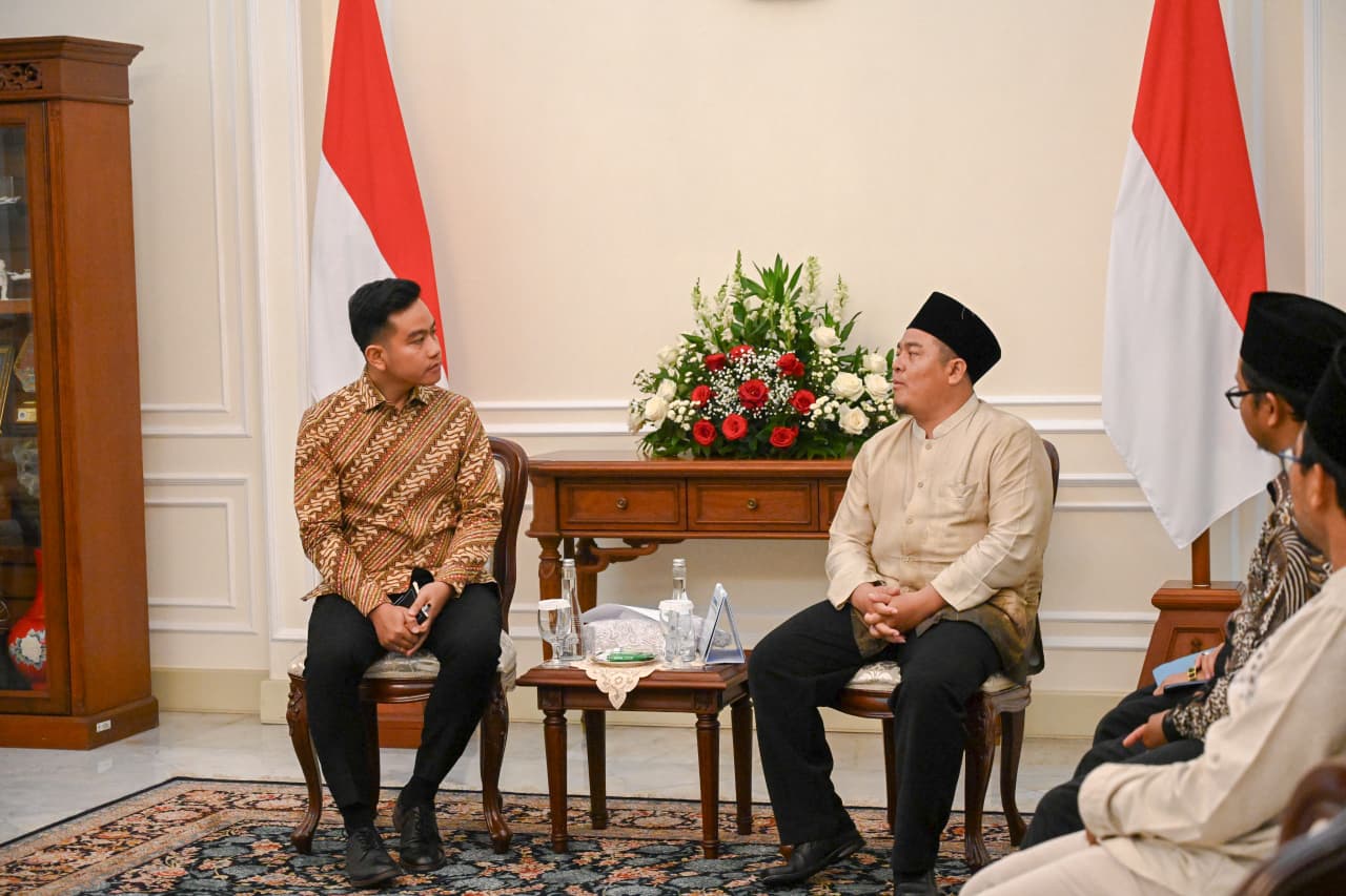 Wakil Presiden (Wapres) Gibran Rakabuming menerima silaturahmi keluarga besar Pondok Pesantren (Ponpes) Miftahul Huda II Bayasari, Ciamis, di Istana Wapres, Jakarta. (BeritaNasional/Elvis/HO Setwapres)