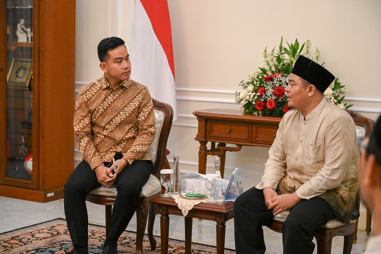Wakil Presiden (Wapres) Gibran Rakabuming menerima silaturahmi keluarga besar Pondok Pesantren (Ponpes) Miftahul Huda II Bayasari, Ciamis, di Istana Wapres, Jakarta. (BeritaNasional/Elvis/HO Setwapres)
