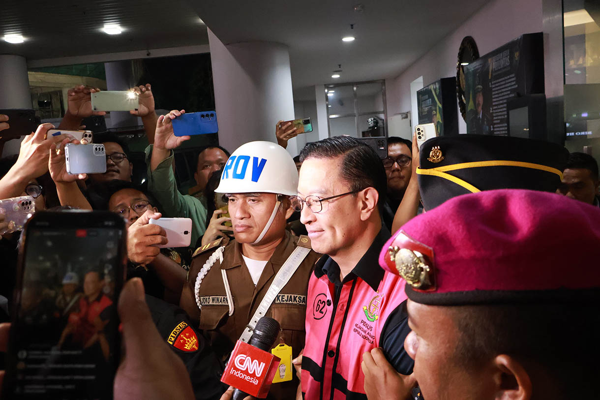 Menteri Perdagangan periode 2015-2016 Thomas Lembong berjalan dengan mengenakan rompi tahanan usai ditetapkan sebagai tersangka kasus dugaan korupsi impor gula oleh Kejaksaan Agung di Jakarta, Selasa (29/10/2024). (BeritaNasional.com/dok.kejagung/Oke Atmaja)