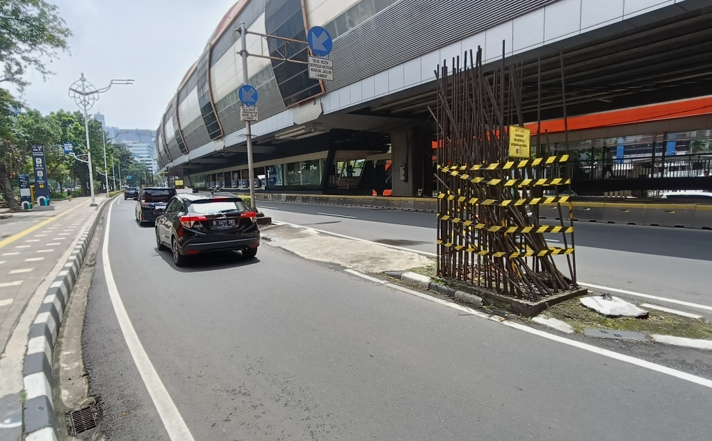 Kendaraan melintas di samping tiang monorel di jalan Rasuna Sahid, Jakarta, Rabu (14/1/2026). (Berita nasional.com/Oke Atmaja)