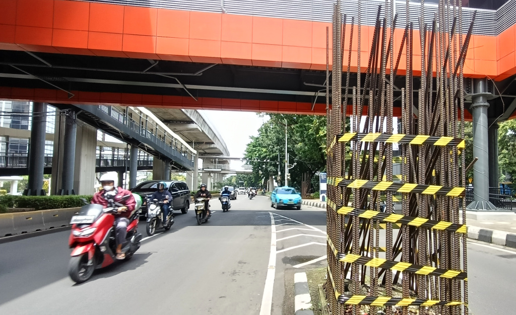 Kendaraan melintas di samping tiang monorel di jalan Rasuna Sahid, Jakarta, Rabu (14/1/2026). (Berita nasional.com/Oke Atmaja)
