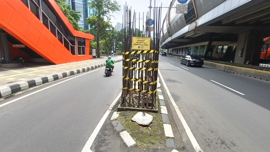 Kendaraan melintas di samping tiang monorel di jalan Rasuna Sahid, Jakarta, Rabu (14/1/2026). (Berita nasional.com/Oke Atmaja)