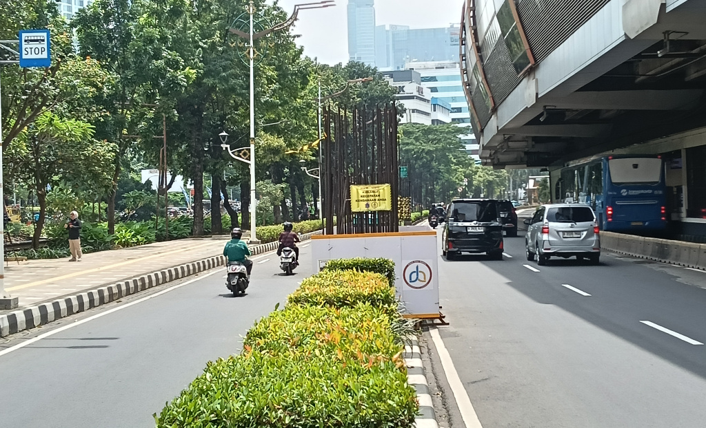 Kendaraan melintas di samping tiang monorel di jalan Rasuna Sahid, Jakarta, Rabu (14/1/2026). (Berita nasional.com/Oke Atmaja)