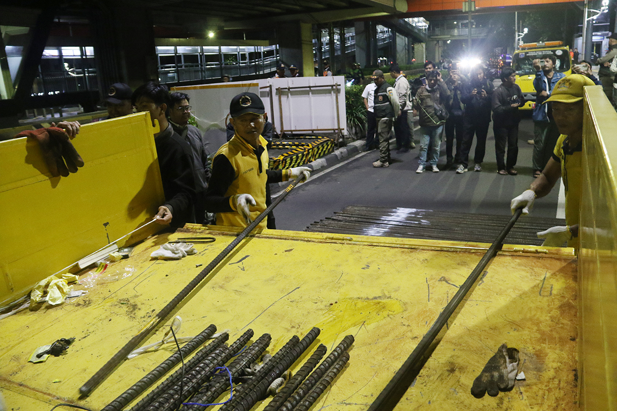 Petugas melakukan Pembongkaran tiang monorel di Jalan Rasuna Said, Jakarta, Rabu (14/1/2026).   (Beritanasional.com/Oke Atmaja)