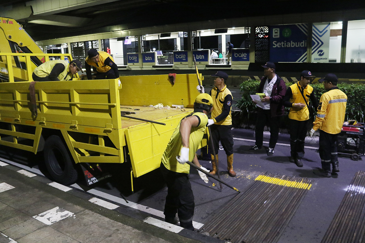 Petugas melakukan Pembongkaran tiang monorel di Jalan Rasuna Said, Jakarta, Rabu (14/1/2026).   (Beritanasional.com/Oke Atmaja)