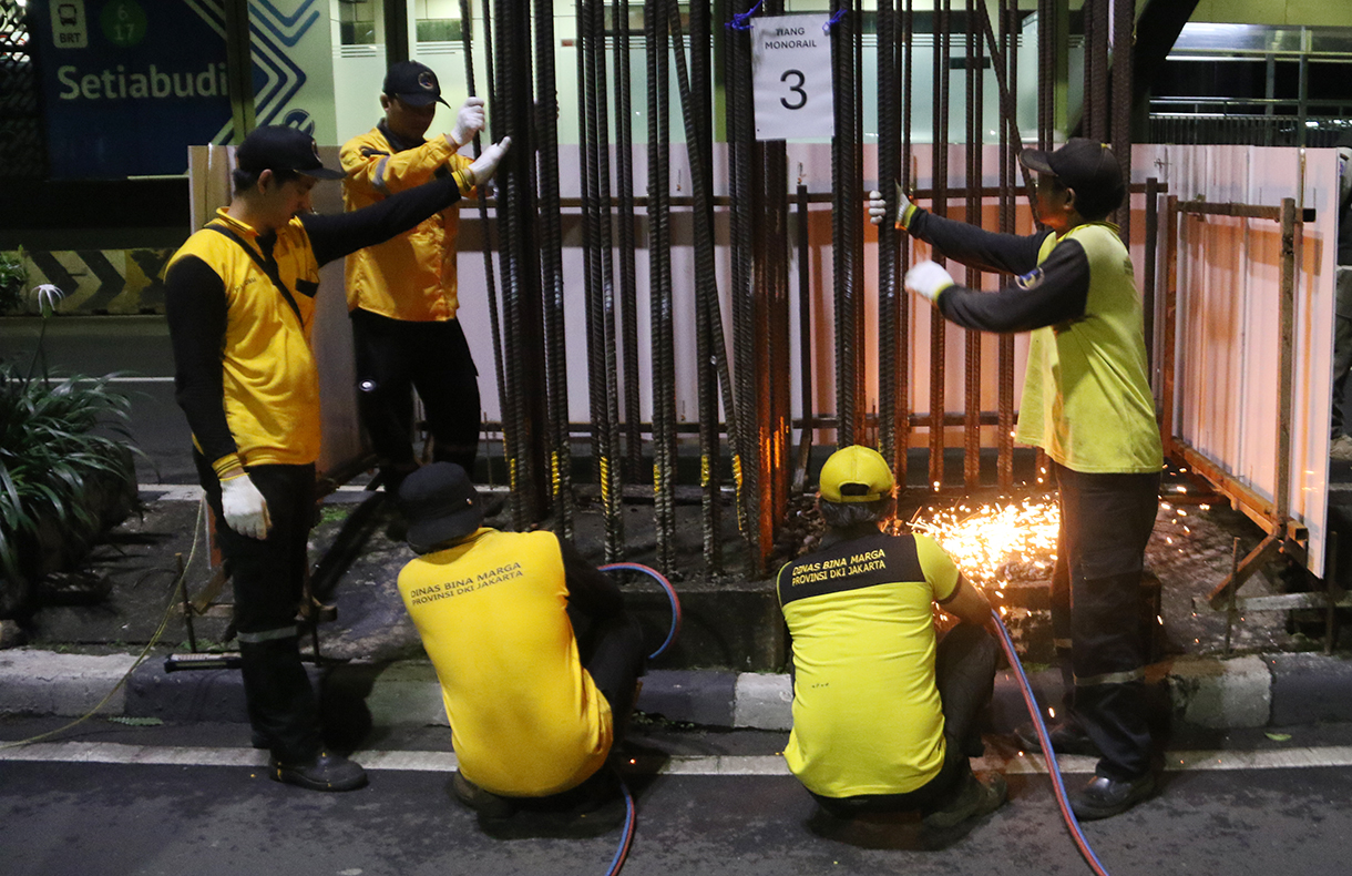 Petugas melakukan Pembongkaran tiang monorel di Jalan Rasuna Said, Jakarta, Rabu (14/1/2026).   (Beritanasional.com/Oke Atmaja)
