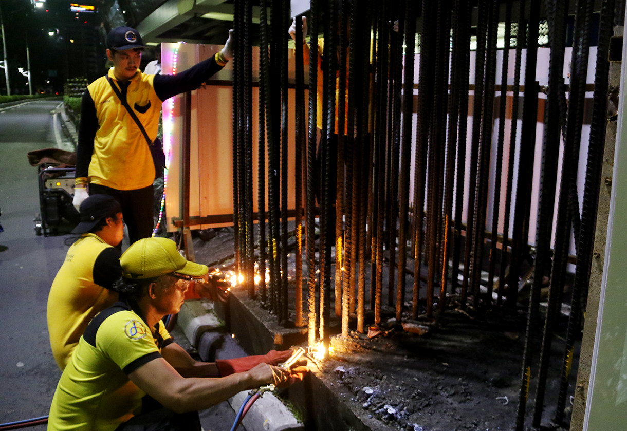 Petugas melakukan Pembongkaran tiang monorel di Jalan Rasuna Said, Jakarta.  (Beritanasional.com/Oke Atmaja)