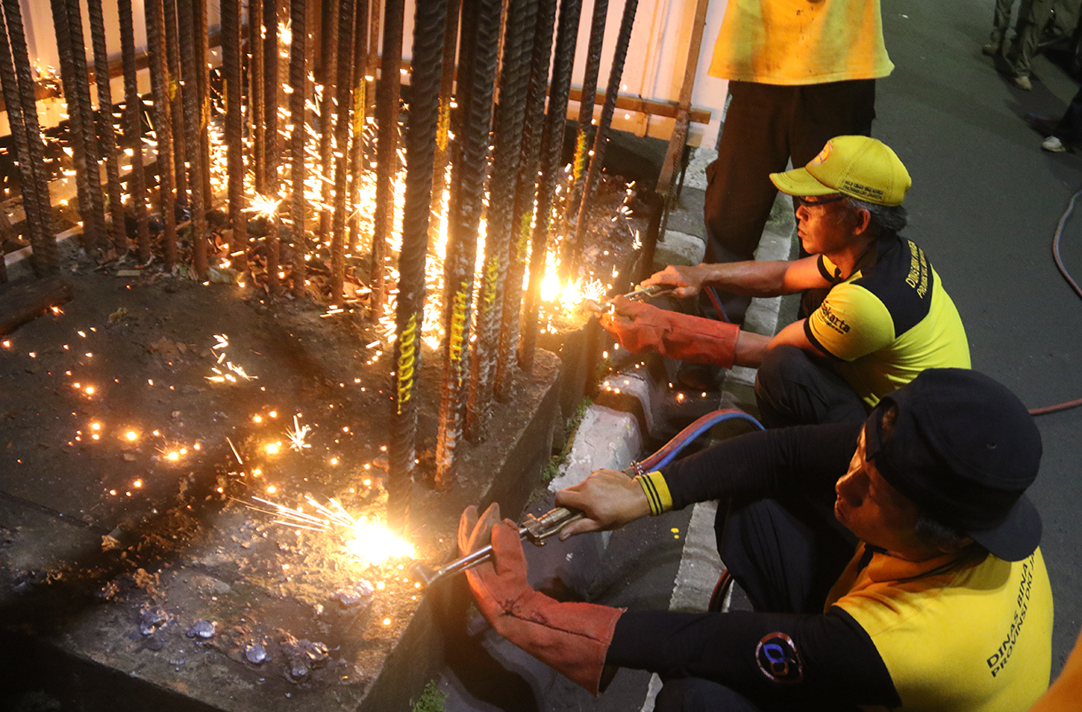 Petugas melakukan Pembongkaran tiang monorel di Jalan Rasuna Said, Jakarta, Rabu (14/1/2026).   (Beritanasional.com/Oke Atmaja)