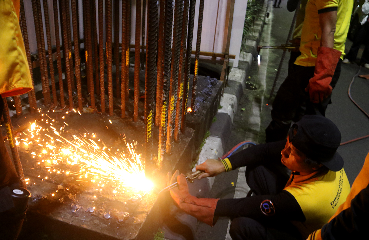 Petugas melakukan Pembongkaran tiang monorel di Jalan Rasuna Said, Jakarta, Rabu (14/1/2026).   (Beritanasional.com/Oke Atmaja)