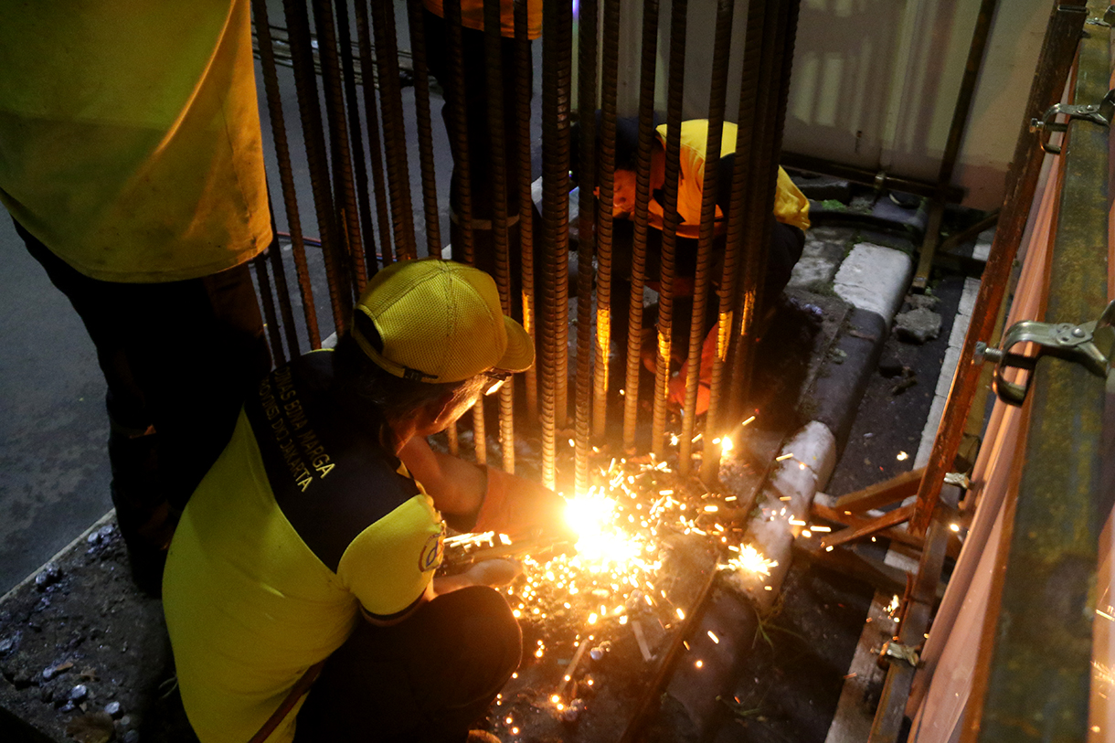 Petugas melakukan Pembongkaran tiang monorel di Jalan Rasuna Said, Jakarta, Rabu (14/1/2026).   (Beritanasional.com/Oke Atmaja)