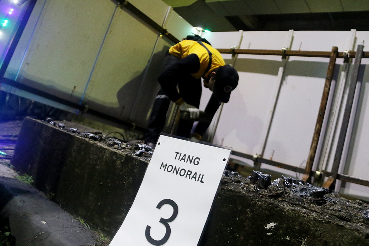 Petugas melakukan Pembongkaran tiang monorel di Jalan Rasuna Said, Jakarta, Rabu (14/1/2026).  (Beritanasional.com/Oke Atmaja)