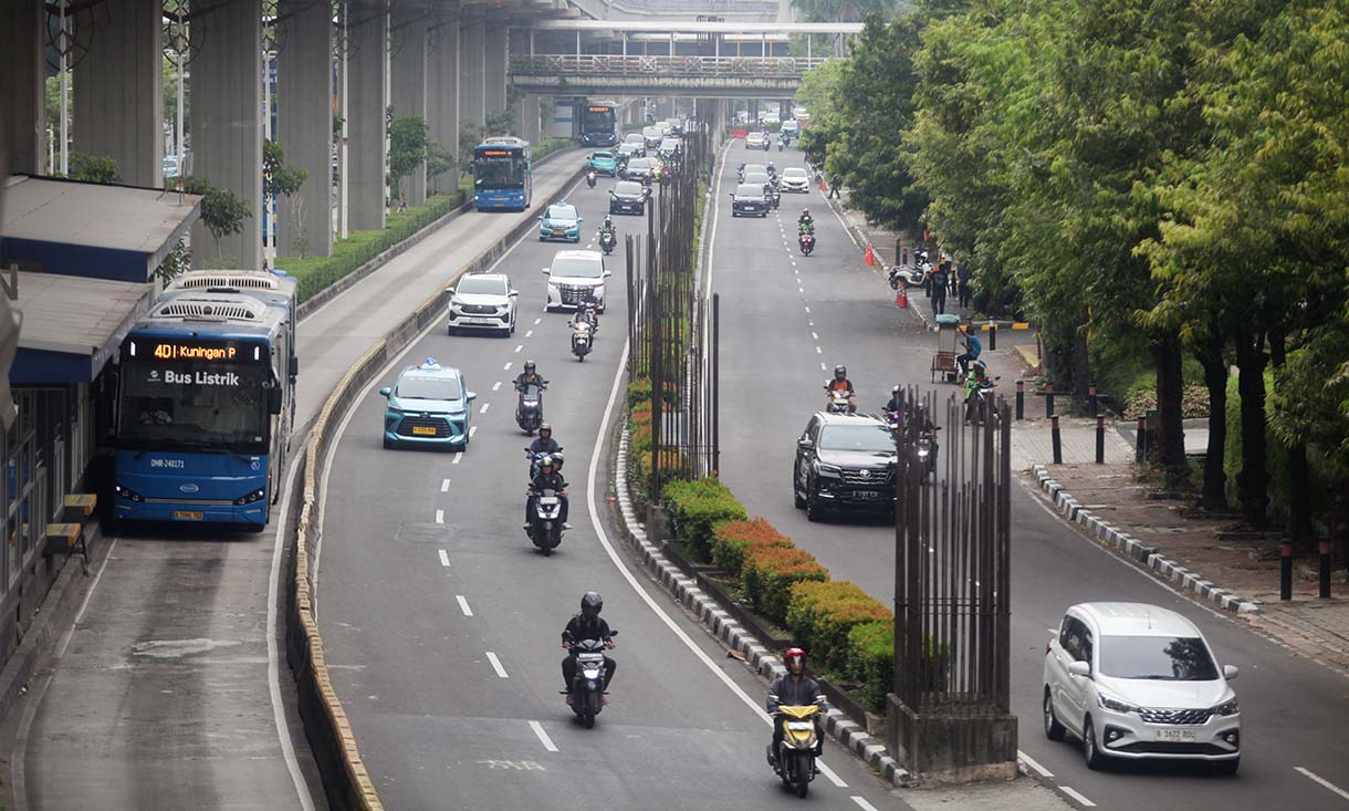 Kendaraan melintas di samping deretan tiang pancang monorel di Kawasan Kuningan, Jakarta,Jumat (24/10/2025).  (Beritanasional.com/Okeatmaja)