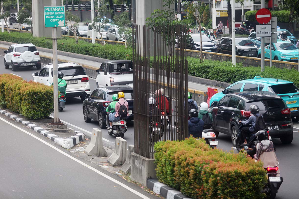 Kendaraan melintas di samping deretan tiang pancang monorel di Kawasan Kuningan, Jakarta,Jumat (24/10/2025).  (Beritanasional.com/Okeatmaja)