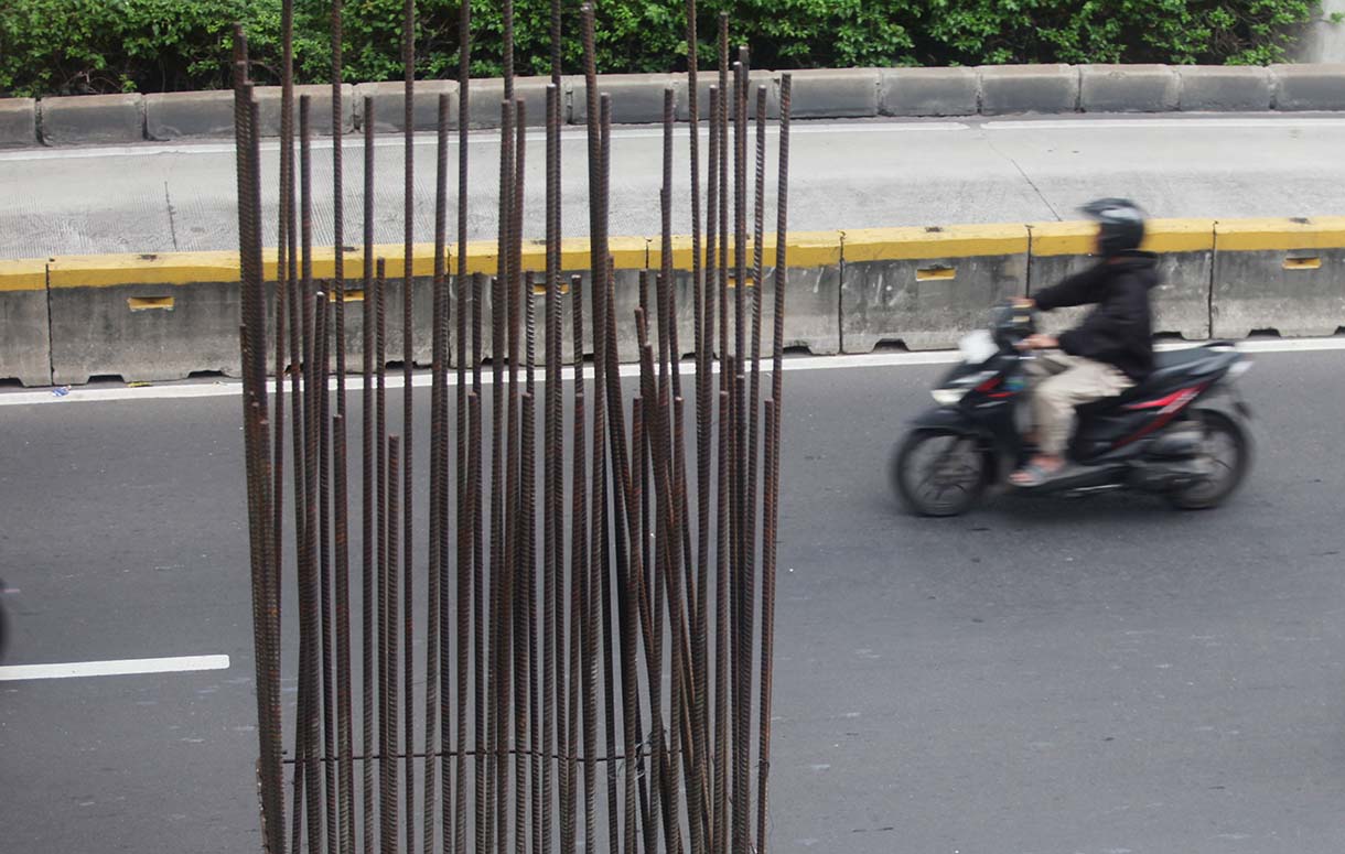Kendaraan melintas di samping deretan tiang pancang monorel di Kawasan Kuningan, Jakarta,Jumat (24/10/2025).  (Beritanasional.com/Okeatmaja)