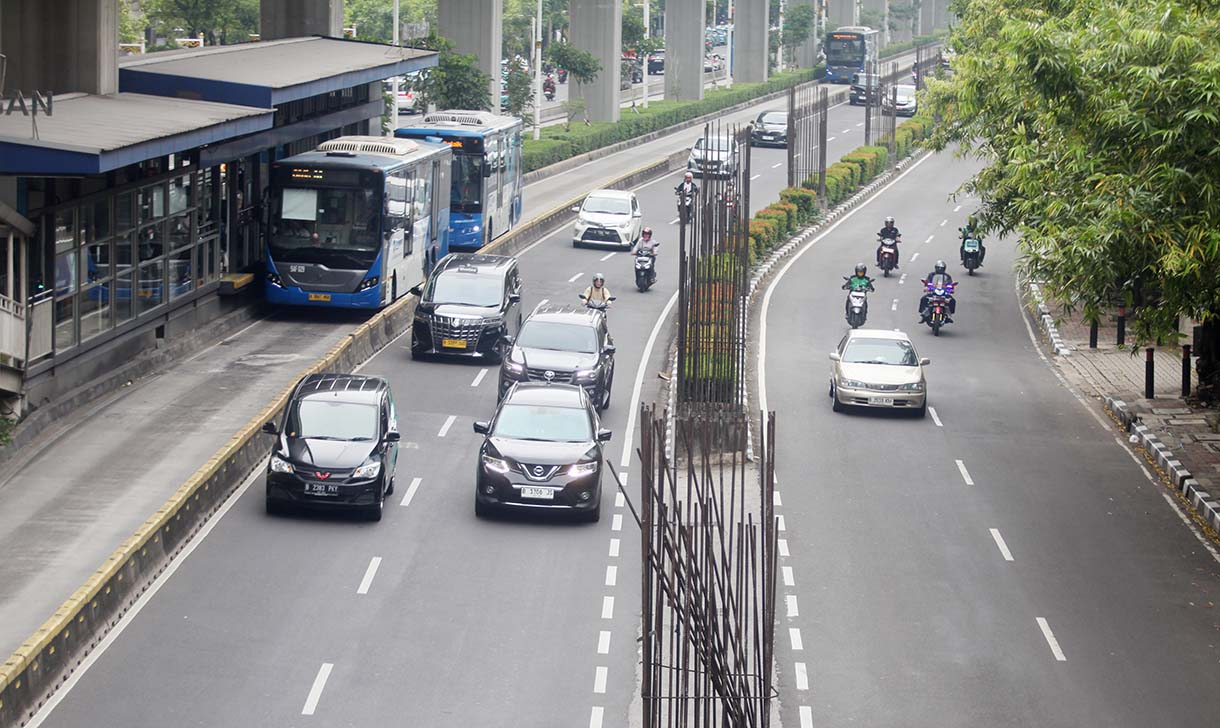 Kendaraan melintas di samping deretan tiang pancang monorel di Kawasan Kuningan, Jakarta,Jumat (24/10/2025).  (Beritanasional.com/Okeatmaja)