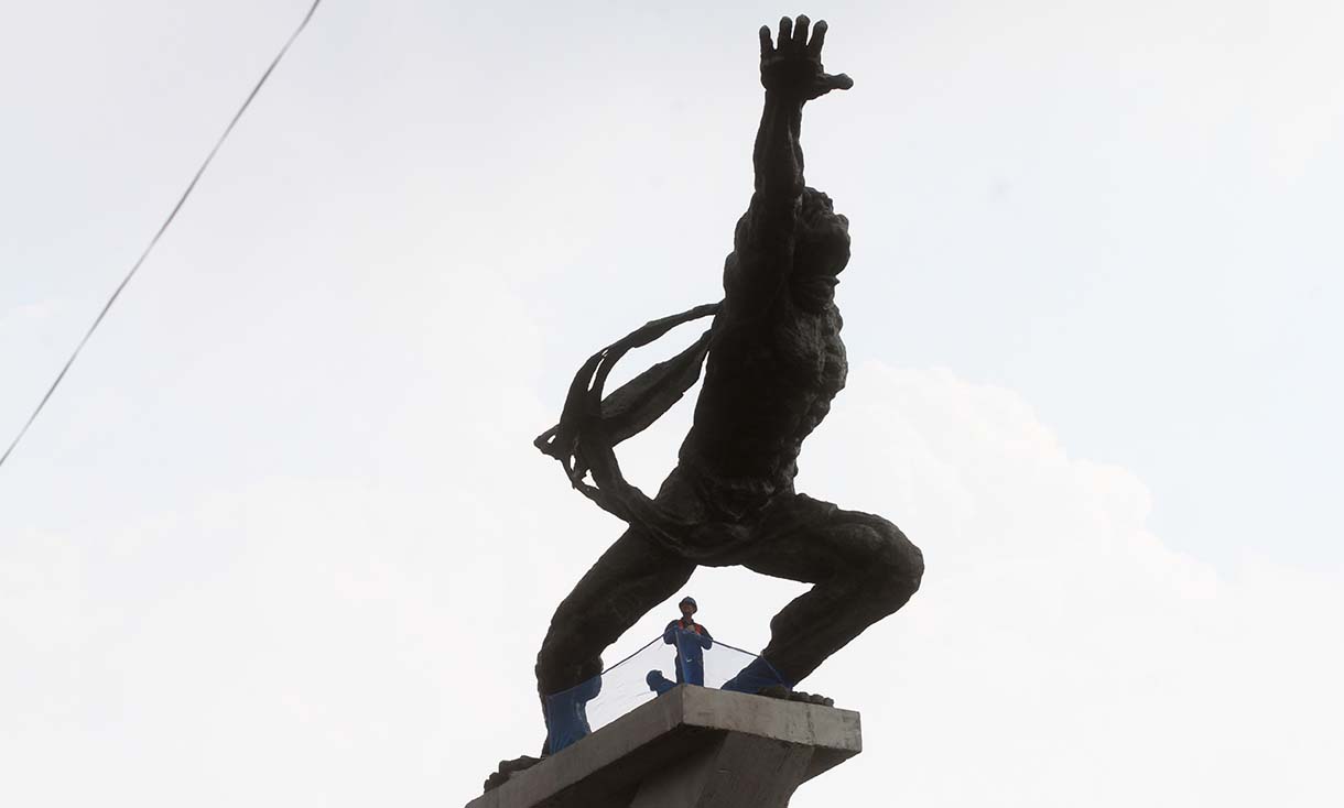 Sejumlah pekerja melakukan konservasi pedestal Monumen Patung Dirgantara di Jalan Gatot Subroto, Pancoran, Jakarta Selatan, Sabtu(23/8/2025). (Beritanasional.com/Oke Atmaja)