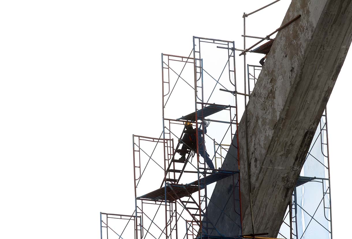 Sejumlah pekerja melakukan konservasi pedestal Monumen Patung Dirgantara di Jalan Gatot Subroto, Pancoran, Jakarta Selatan, Sabtu(23/8/2025). (Beritanasional.com/Oke Atmaja)