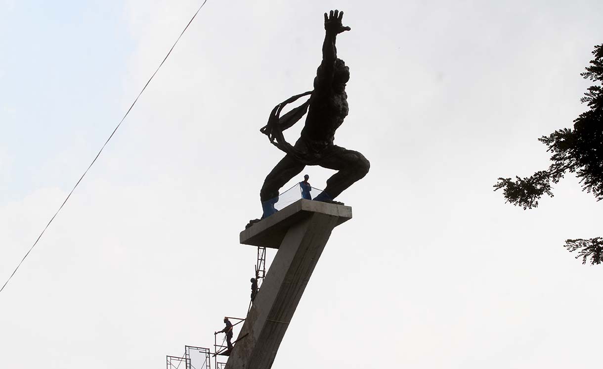Sejumlah pekerja melakukan konservasi pedestal Monumen Patung Dirgantara di Jalan Gatot Subroto, Pancoran, Jakarta Selatan, Sabtu(23/8/2025). (Beritanasional.com/Oke Atmaja)