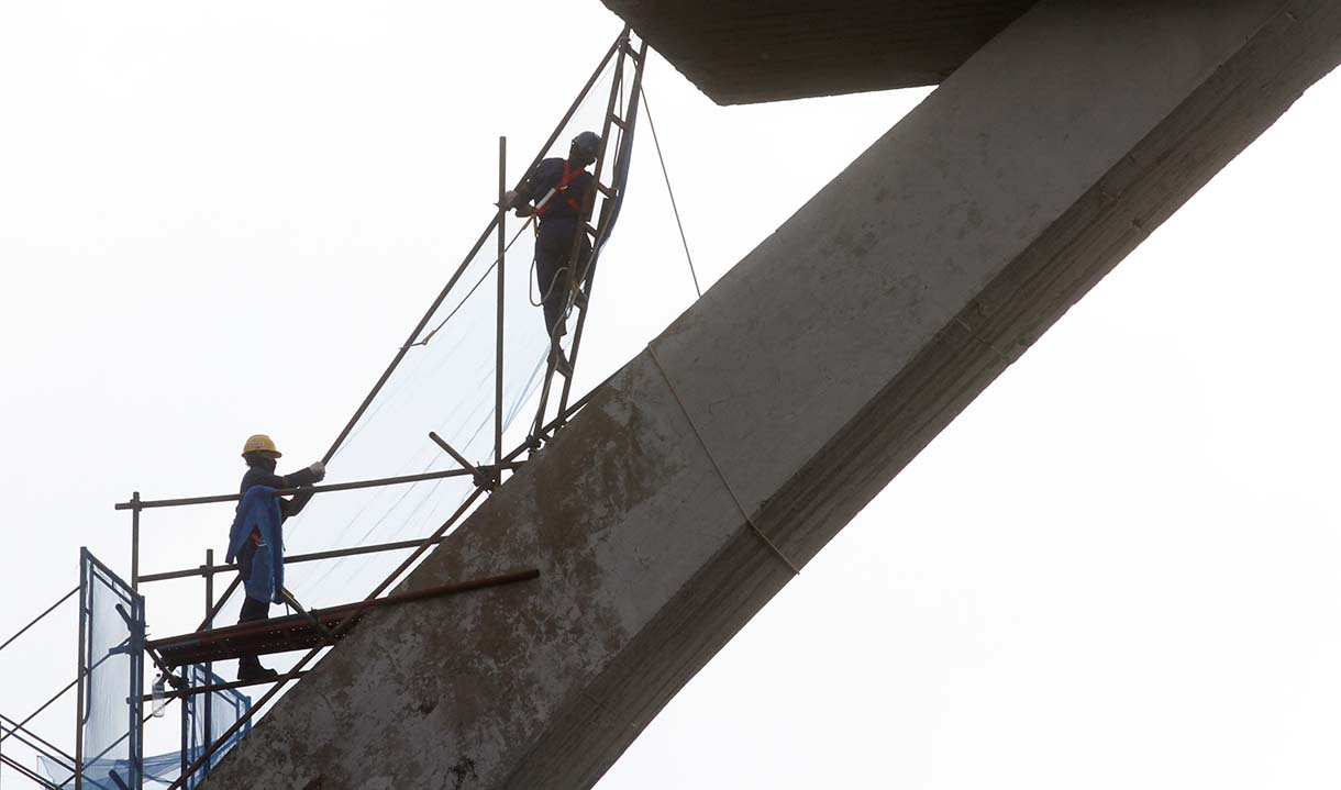 Sejumlah pekerja melakukan konservasi pedestal Monumen Patung Dirgantara di Jalan Gatot Subroto, Pancoran, Jakarta Selatan, Sabtu(23/8/2025). (Beritanasional.com/Oke Atmaja)