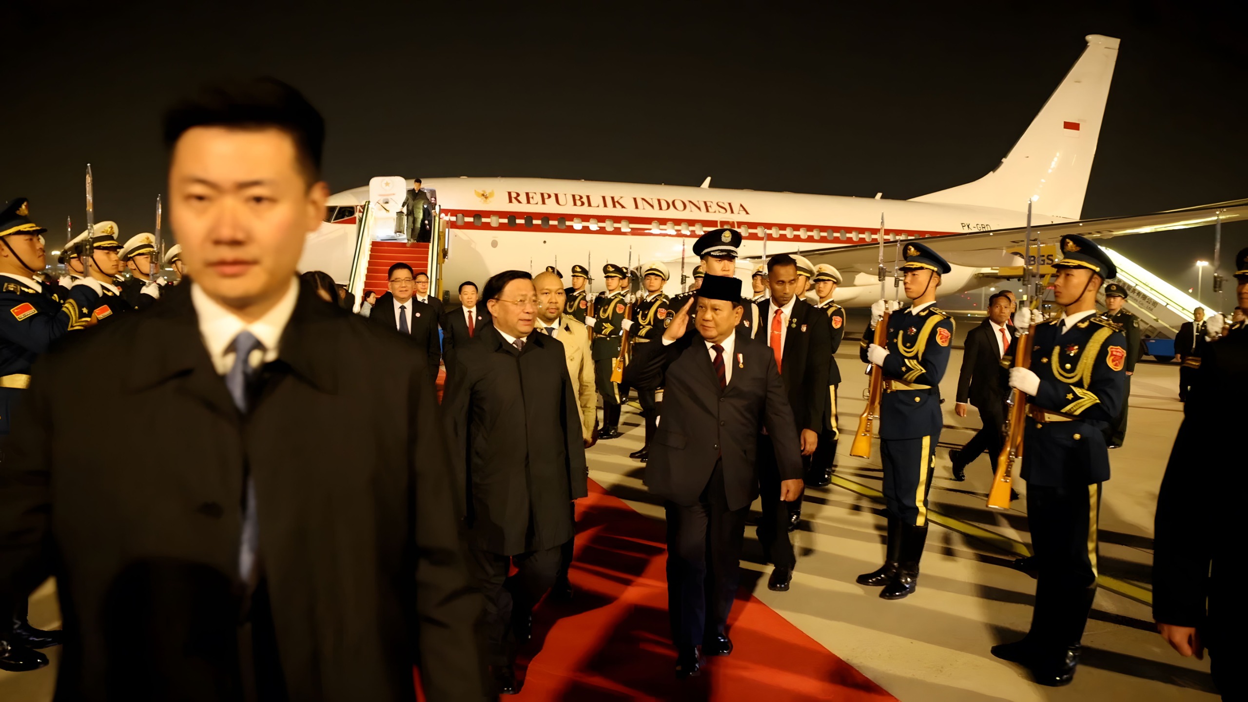 Presiden RI Prabowo Subianto tiba di Beijing Capital International Airport  lansung disambut Pejabat tinggi China. (BeritaNasional/HO Tim Presiden/Elvis Sendouw)