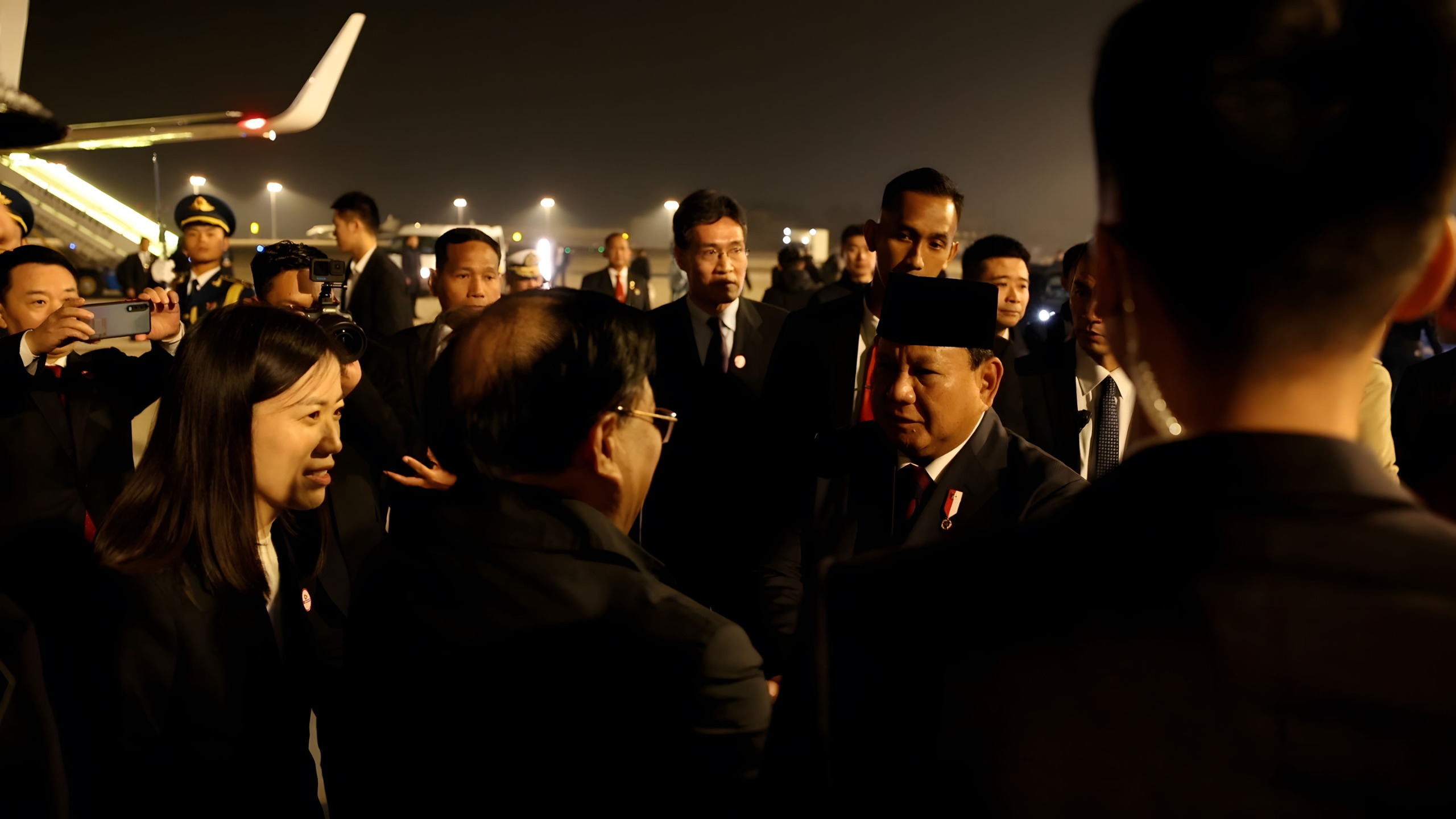 Presiden RI Prabowo Subianto tiba di Beijing Capital International Airport  lansung disambut Pejabat tinggi China. (BeritaNasional/HO Tim Presiden/Elvis Sendouw)