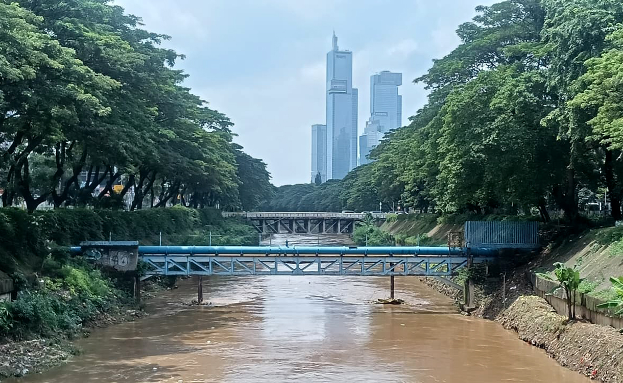 Suasana Sungai Ciliwung di Kawasan Manggarai, Jakarta, Minggu (25/1/2026). (Beritanasional.com/Oke Atmaja)