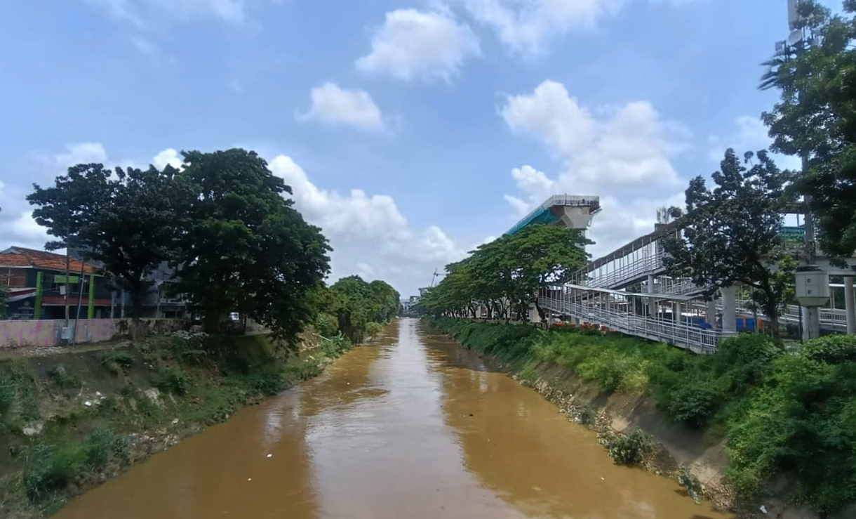 Suasana Sungai Ciliwung di Kawasan Manggarai, Jakarta, Minggu (25/1/2026). (Beritanasional.com/Oke Atmaja)