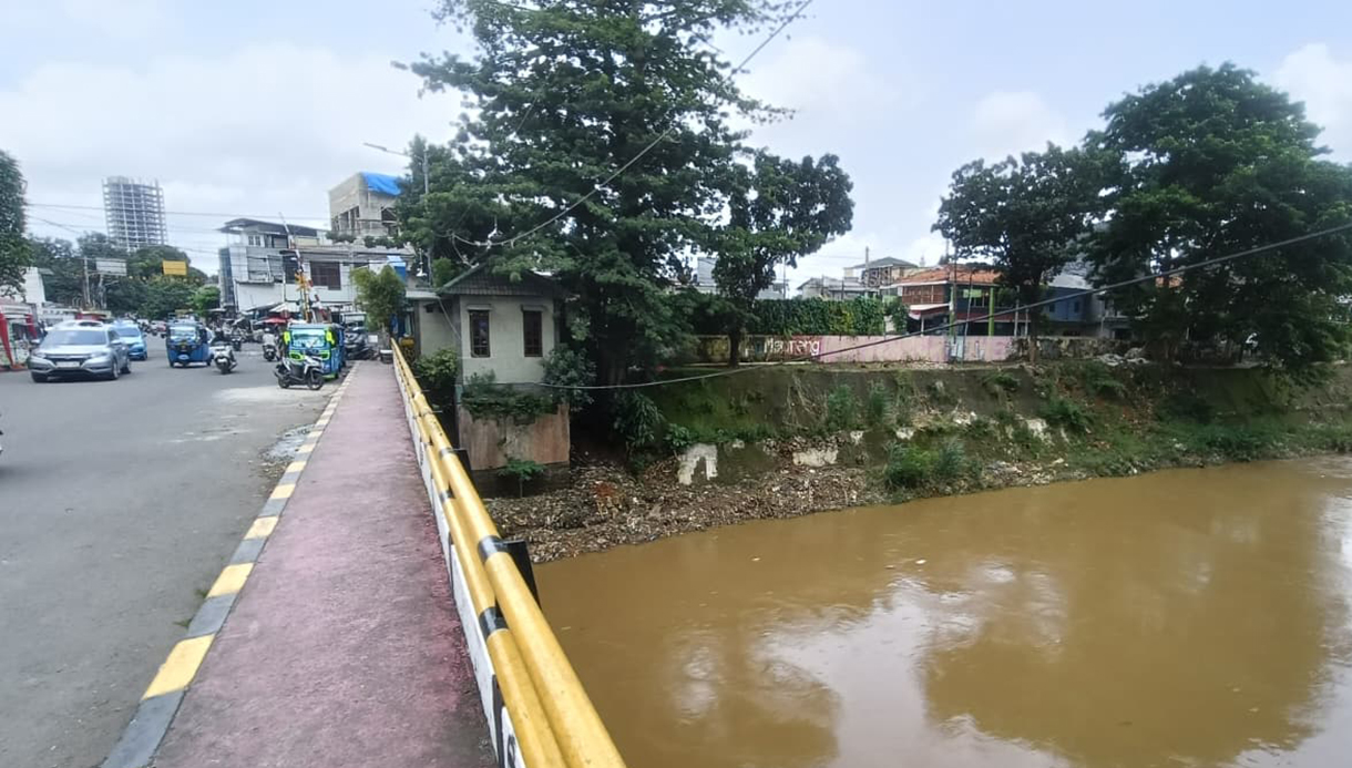 Suasana Sungai Ciliwung di Kawasan Manggarai, Jakarta, Minggu (25/1/2026). (Beritanasional.com/Oke Atmaja)