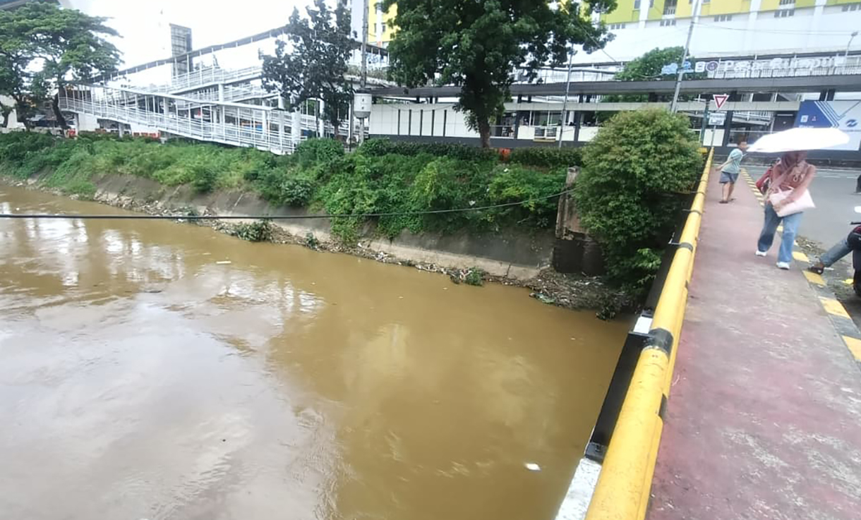 Suasana Sungai Ciliwung di Kawasan Manggarai, Jakarta, Minggu (25/1/2026). (Beritanasional.com/Oke Atmaja)