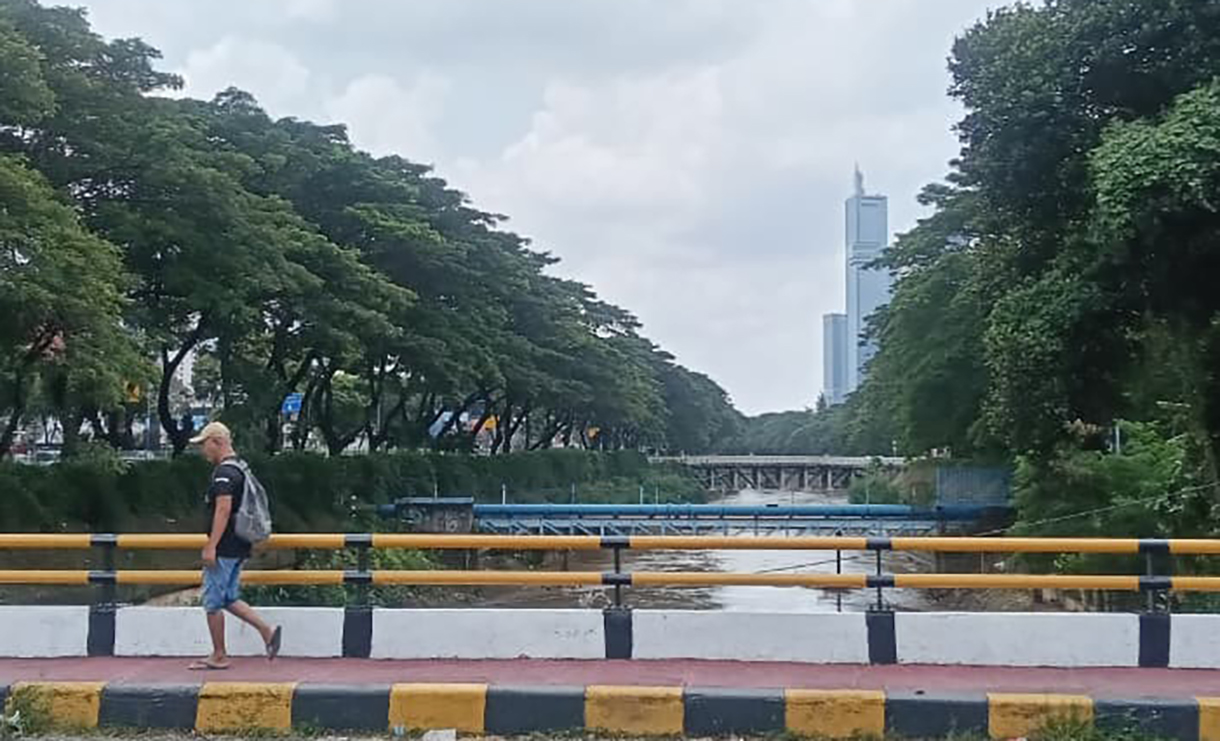 Suasana Sungai Ciliwung di Kawasan Manggarai, Jakarta, Minggu (25/1/2026). (Beritanasional.com/Oke Atmaja)