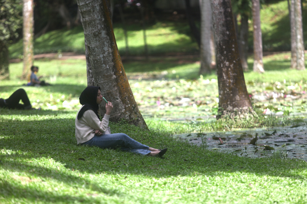 Tiga Taman di Jakarta akan Menjadi Taman ASEAN Anak-anak bermain ayunan di Taman Langsat, Jakarta, Jumat (18/4/2925).(Beritanasional.com/Oke Atmaja)
