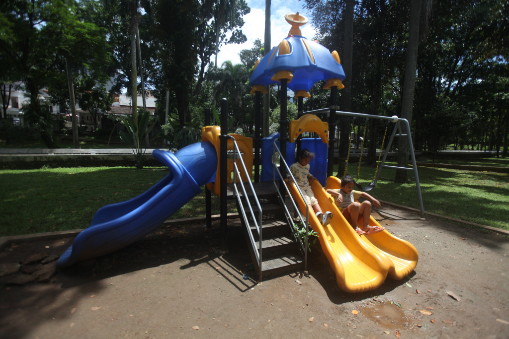 Tiga Taman di Jakarta akan Menjadi Taman ASEAN Anak-anak bermain ayunan di Taman Langsat, Jakarta, Jumat (18/4/2925).(Beritanasional.com/Oke Atmaja)