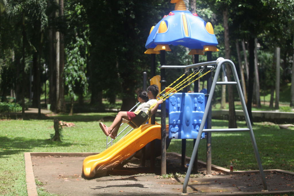 Tiga Taman di Jakarta akan Menjadi Taman ASEAN Anak-anak bermain ayunan di Taman Langsat, Jakarta, Jumat (18/4/2925).(Beritanasional.com/Oke Atmaja)